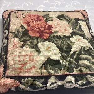 PETIT POINT PILLOW FLOWERED.
